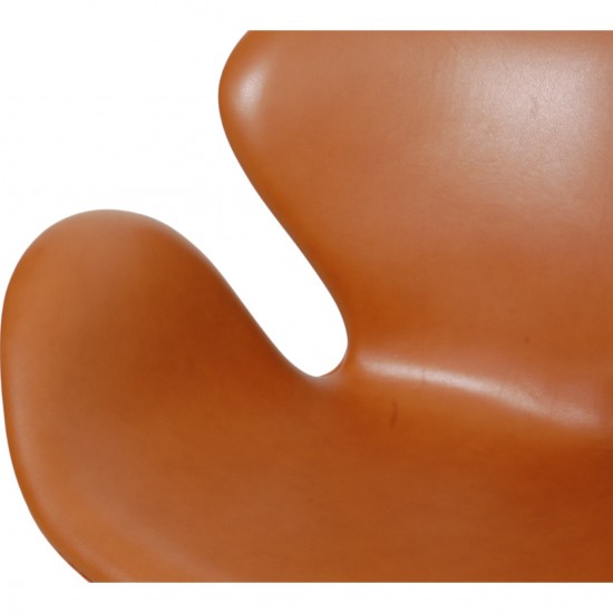 Arne Jacobsen Swan chair in cognac classic leather with tilt