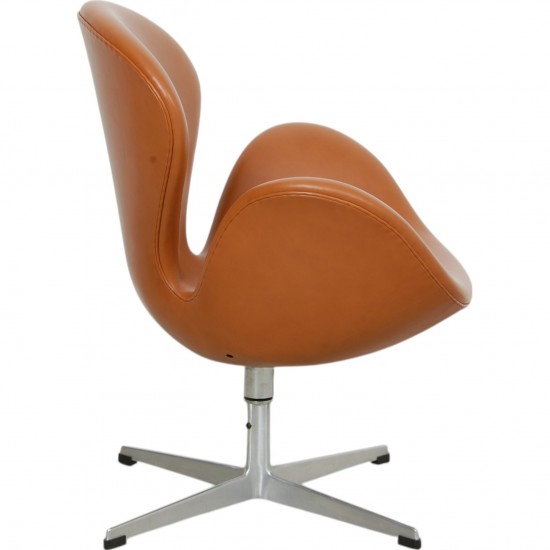 Arne Jacobsen Swan chair in cognac classic leather with tilt