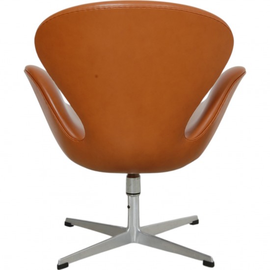 Arne Jacobsen Swan chair in cognac classic leather with tilt