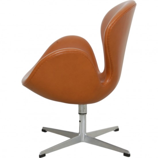 Arne Jacobsen Swan chair in cognac classic leather with tilt