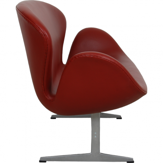 Arne Jacobsen Swan sofa in red leather