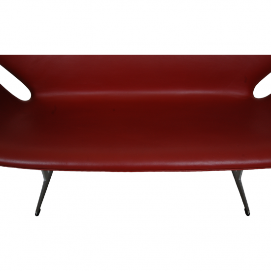 Arne Jacobsen Swan sofa in red leather