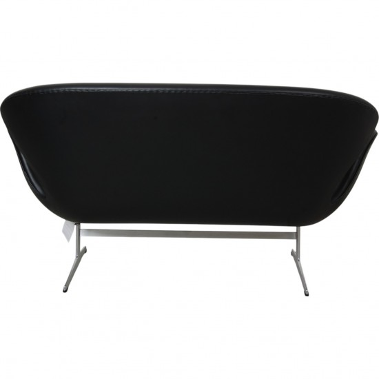 Arne Jacobsen Swan sofa in black Essential leather