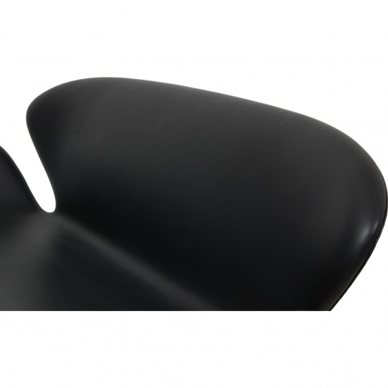 Arne Jacobsen Swan sofa in black Essential leather