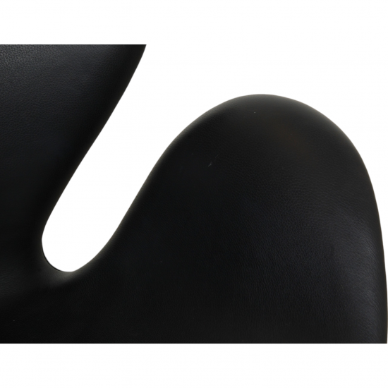 Arne Jacobsen Swan chair in black Aura leather