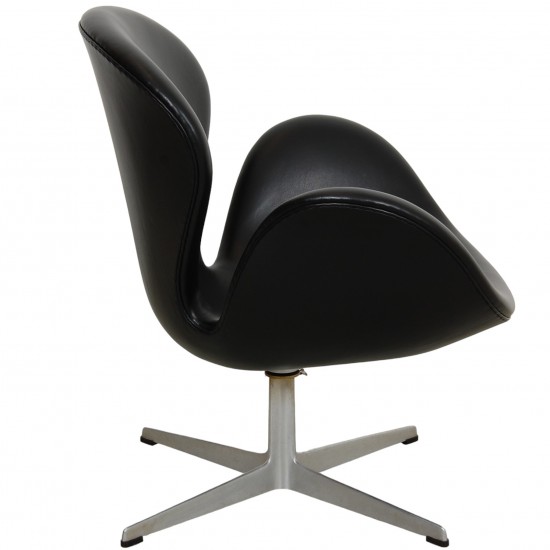 Arne Jacobsen Swan chair low model in black leather