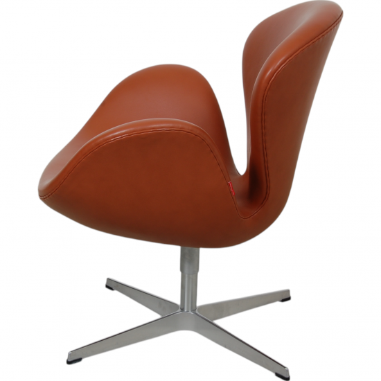 Arne Jacobsen Swan chair in cognac Aura leather