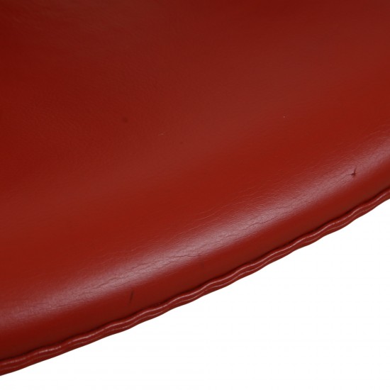 Arne Jacobsen Swan chair in red Aura leather