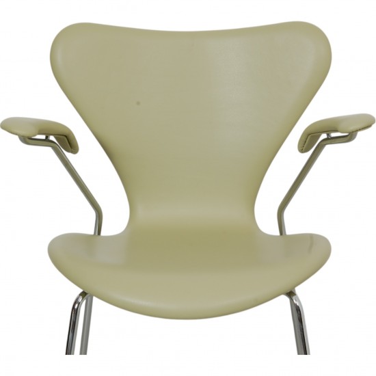 Arne Jacobsen Seven armchair reupholstered in green Paloma leather