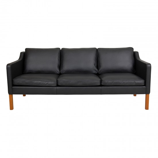 Reupholstery of Børge Mogensen 2323 sofa with leather