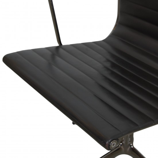 Charles Eames Ea-108 i mørkbrunt læder