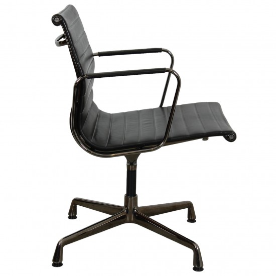 Charles Eames Ea-108 i mørkbrunt læder