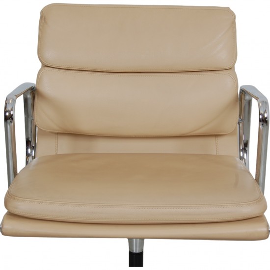 Charles Eames Ea-208 softpad chair in beige leather