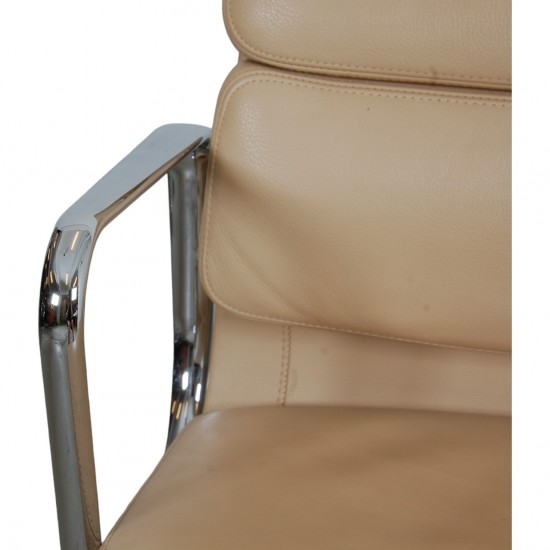 Charles Eames Ea-208 softpad chair in beige leather