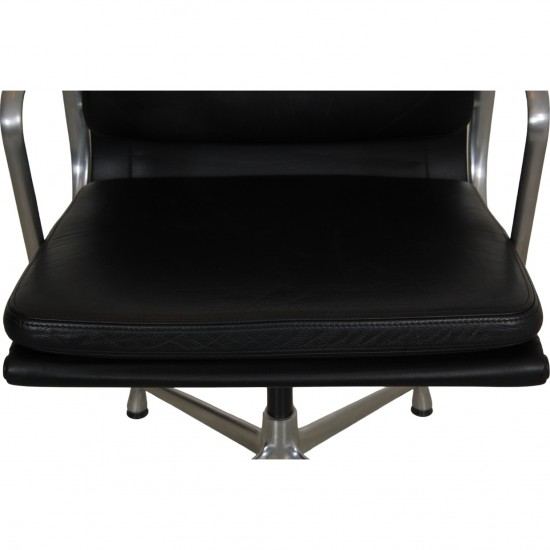 Charles Eames Ea-208 softpad chair in black leather and aluminium