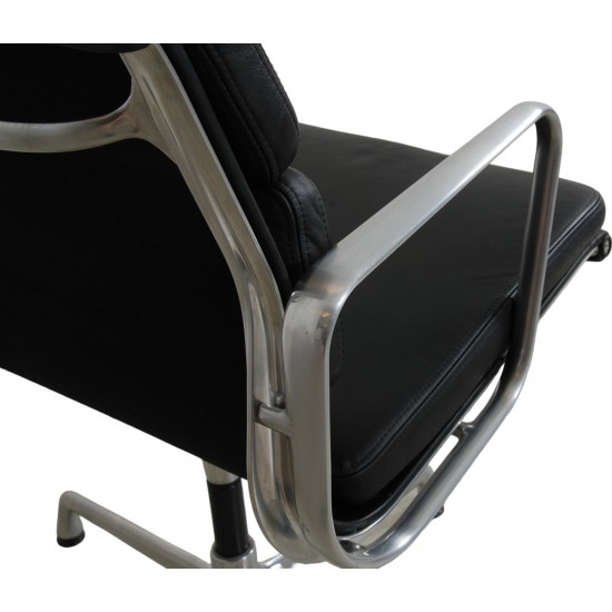 Charles Eames Ea-208 softpad chair in black leather and aluminium