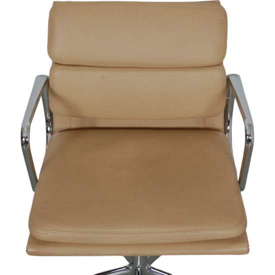 Charles Eames Ea-217 kontorstol i beige læder