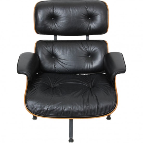 Charles Eames Lounge chair med ottoman i sort læder