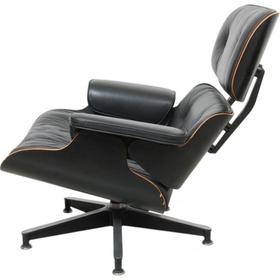 Charles Eames Lounge chair med ottoman i sort læder