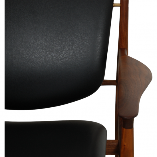 Finn Juhl France Lounge chair in black prestige leather and walnut