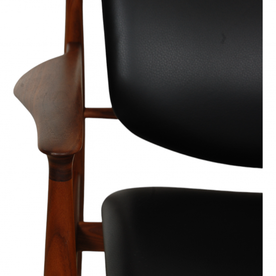 Finn Juhl France Lounge chair in black prestige leather and walnut