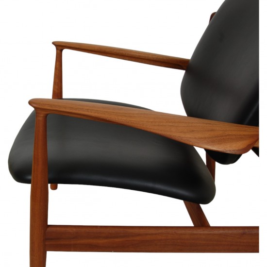 Finn Juhl France lounge chair in walnut and black leather