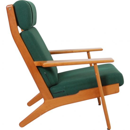 Hans Wegener GE-290a lounge chair of walnut