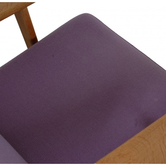 Hans Wegner Ge-290 lounge chair in purple fabric