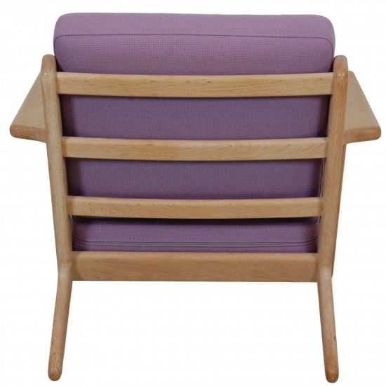 Hans Wegner Ge-290 lounge chair in purple fabric