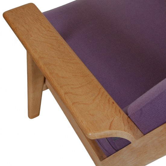 Hans Wegner Ge-290 lounge chair in purple fabric