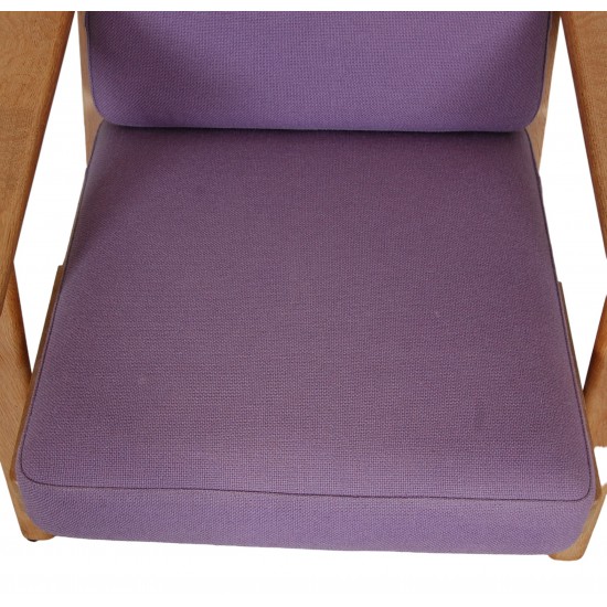 Hans Wegner Ge-290 lounge chair in purple fabric