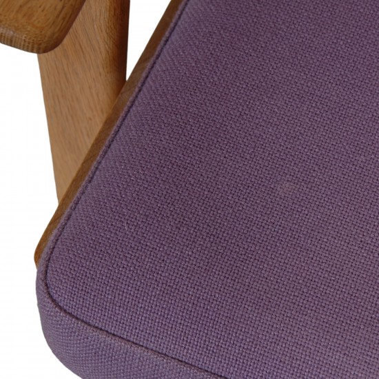 Hans Wegner Ge-290 lounge chair in purple fabric