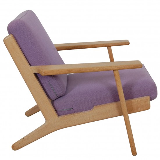 Hans Wegner Ge-290 lounge chair in purple fabric