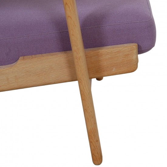 Hans Wegner Ge-290 lounge chair in purple fabric