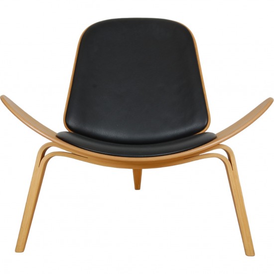 Hans Wegner Shell chair af eg og sort læder