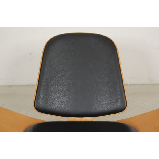 Hans Wegner Shell chair of oak and black leather