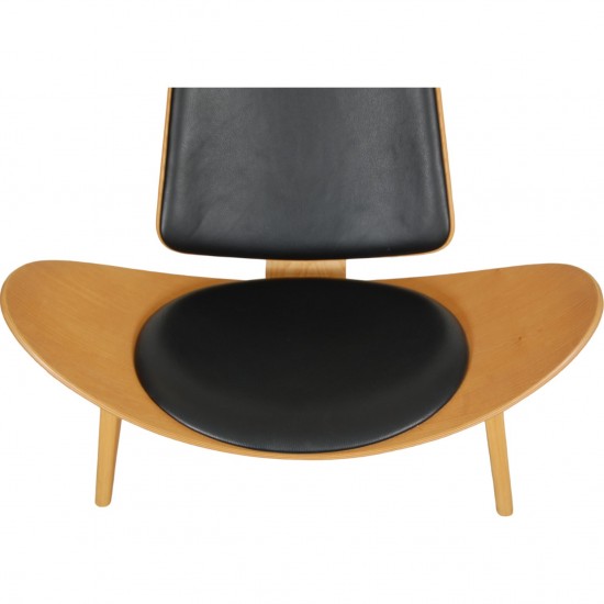 Hans Wegner Shell chair of oak and black leather