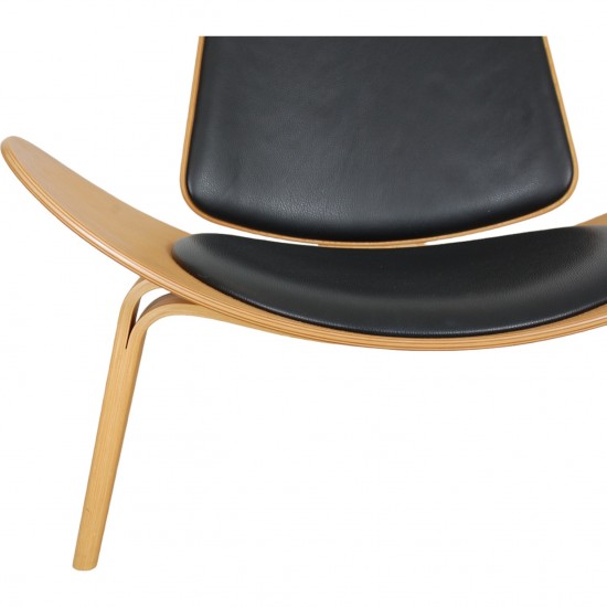 Hans Wegner Shell chair af eg og sort læder