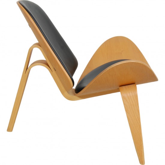 Hans Wegner Shell chair of oak and black leather