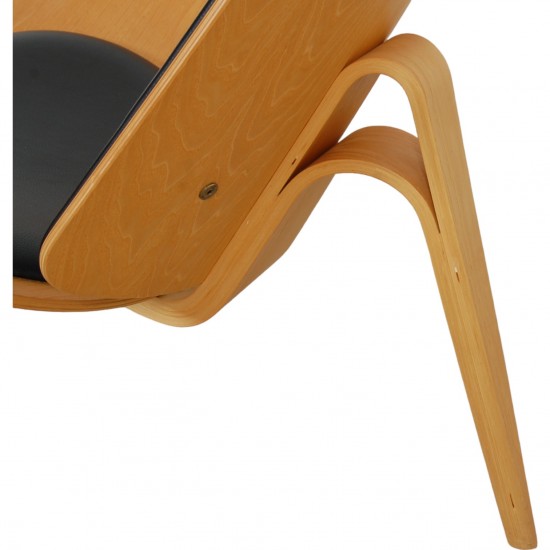 Hans Wegner Shell chair of oak and black leather