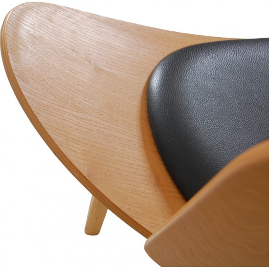 Hans Wegner Shell chair of oak and black leather