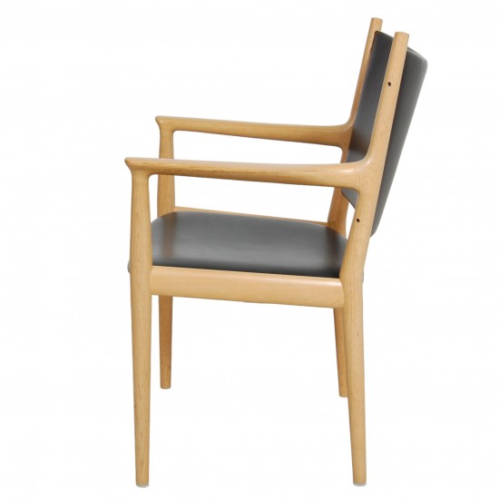 Hans Wegner PP-513 lænestol af eg og sort læder